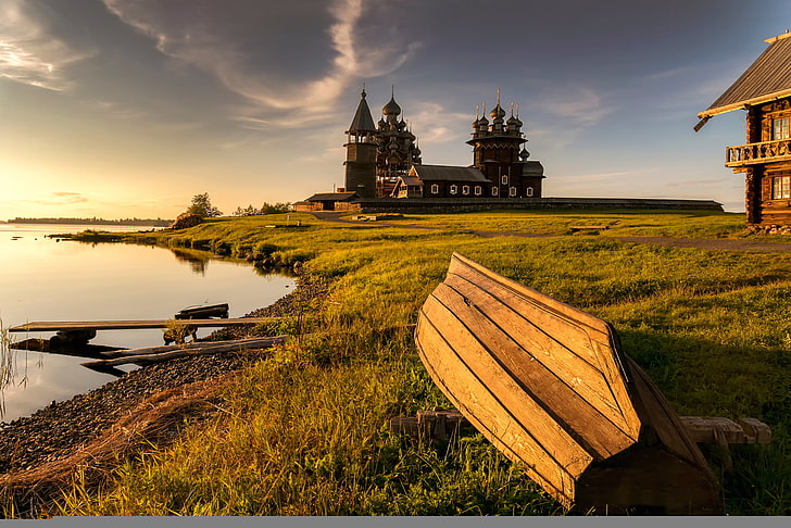 zielona trawa i brązowe deski, Rosja, Kizhi, Karelia, Tapety HD