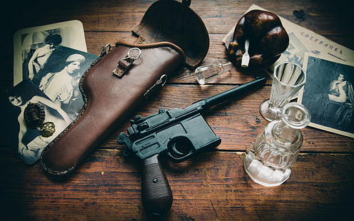 черный пистолет и коричневая кобура, пистолет, оружие, стол, фото, пепельница, кобура, очки, «маузер», магазин, маузер с96, HD обои HD wallpaper