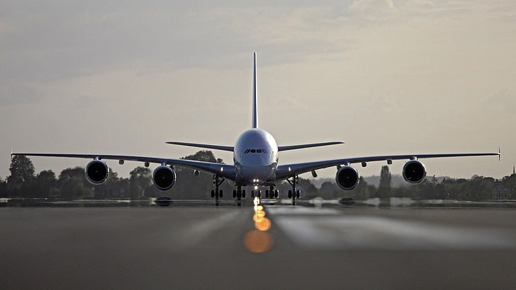 а380 800, аэробус, самолеты, авиация, освещение, взлетно-посадочная полоса, HD обои