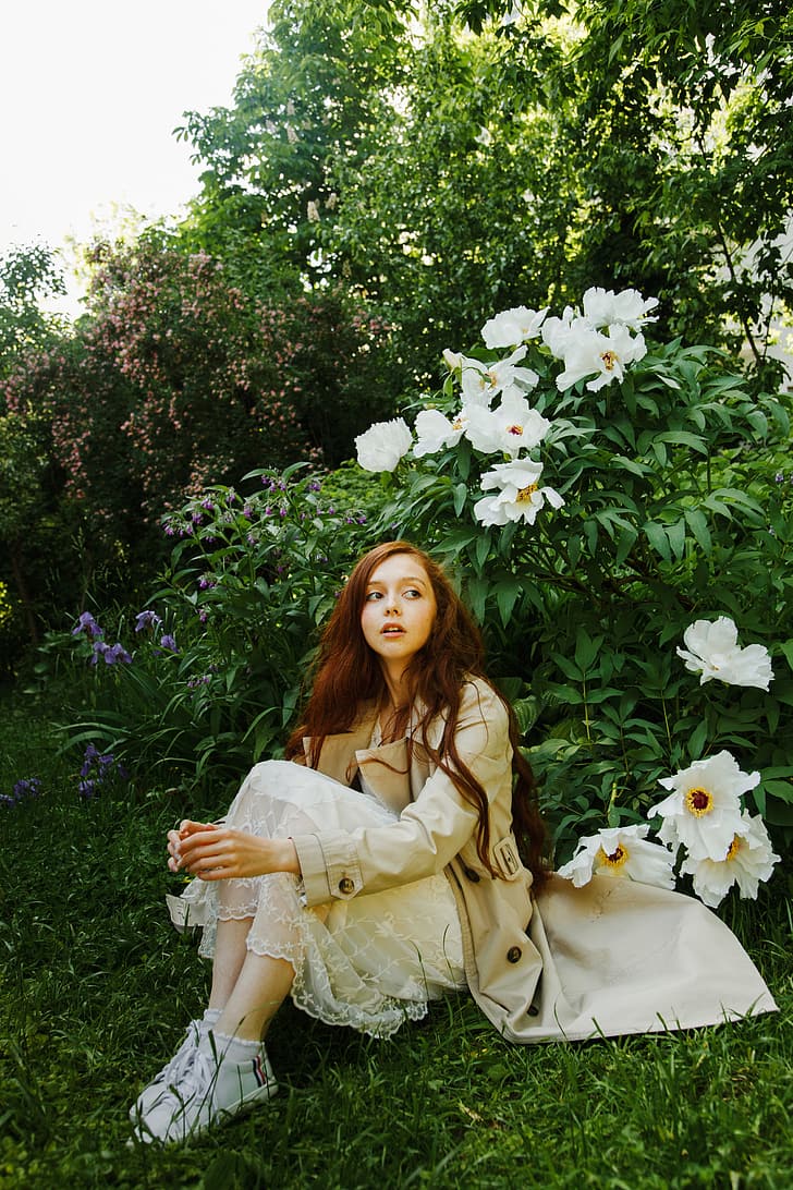 Marie Dashkova, women, holding knees, freckles, flowers, nature, HD wallpaper