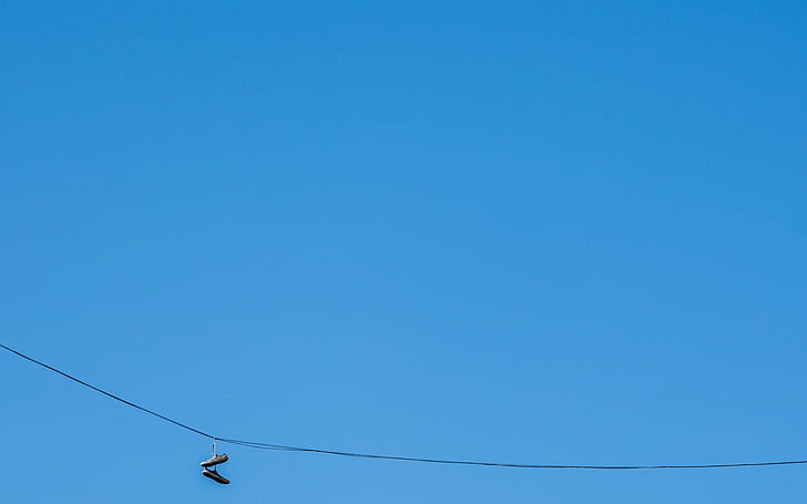 minimalismo, fondo azul, cuerdas, zapatos, cielo despejado, cian, fondo cian, Fondo de pantalla HD
