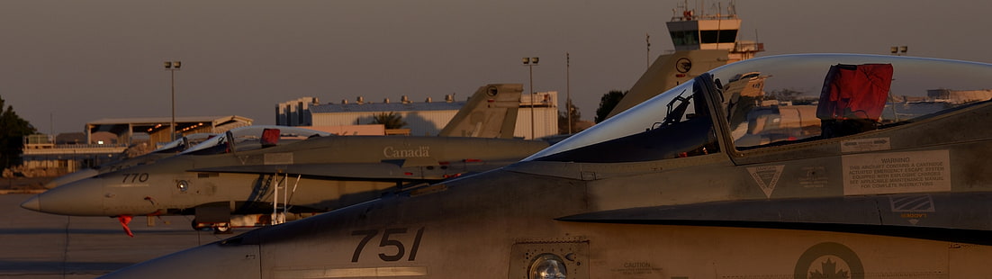 weißes Kampfflugzeug, zwei Monitore, mehrere Displays, McDonnell Douglas F / A-18 Hornet, Militärflugzeug, Flugzeug, Royal Canadian Air Force, Militärbasis, HD-Hintergrundbild HD wallpaper