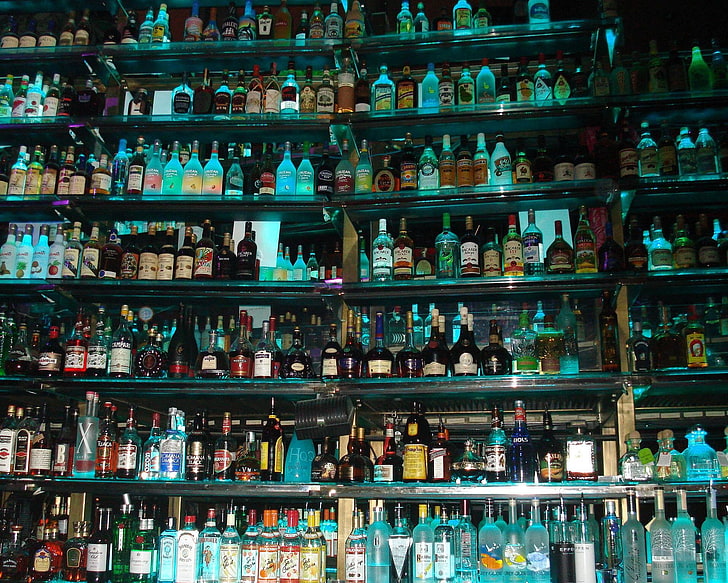 bottiglie di liquori assortiti, birra, vodka, whisky, bottiglie, Sfondo HD