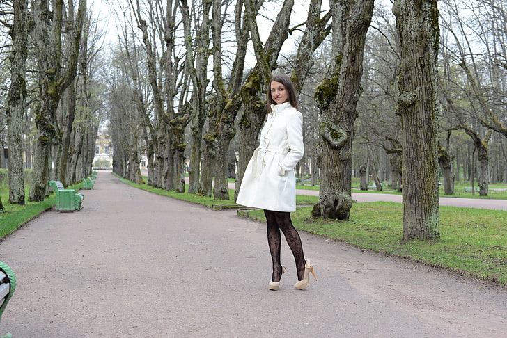 women's white winter coat, girl, model, brunette, cute, Foxy Di, Nensi B, public garden, HD wallpaper