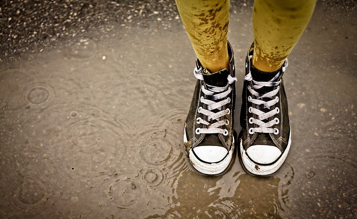 Mokre trampki, czarno-białe sznurowane buty za kostkę, artystyczne, miejskie, trampki, Tapety HD