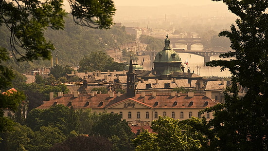 都市、都市の景観、建築、プラハ、チェコ共和国、橋、川、古い建物、大聖堂、塔、歴史、建物、首都、木、旗、屋根、通り、 HDデスクトップの壁紙 HD wallpaper