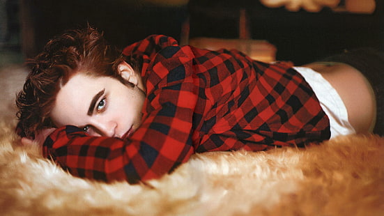 Robert Pattinson Laying Down, kemeja cetak kotak-kotak merah dan hitam, selebriti pria, robert pattinson, hollywood, aktor, Wallpaper HD HD wallpaper