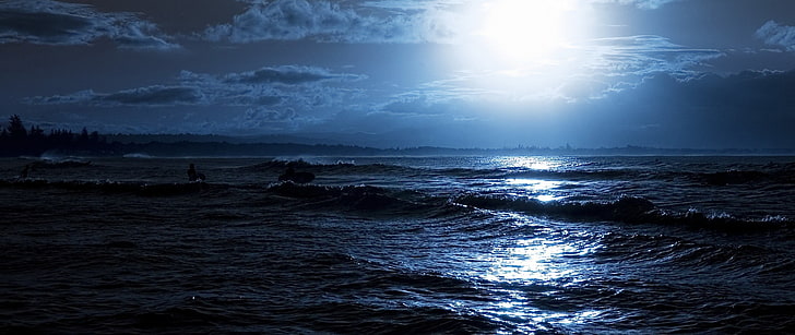 昼間、月明かりの下、海で青い空の下の海、 HDデスクトップの壁紙