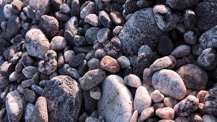 أحجار بنية وسوداء متنوعة ، شاطئ ، أحجار، خلفية HD