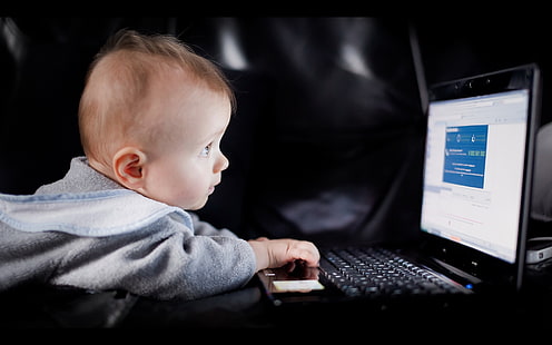 Сладко бебе момче използва лаптоп, черен преносим компютър, сладко, бебе, момче, лаптоп, HD тапет HD wallpaper