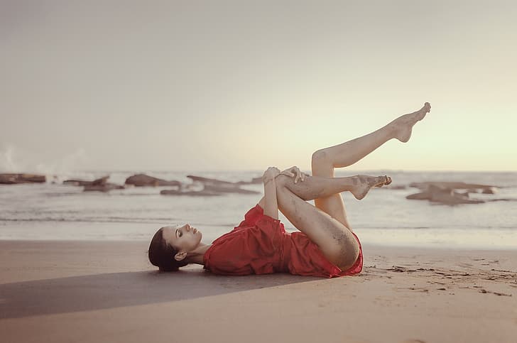 Andrew Gorelikov, modelo, mujeres, morena, piernas, pies, descalzo, vestido, vestido rojo, ojos cerrados, minivestido, mar, arena, arena cubierta, playa, piernas arriba, acostado boca arriba, retrato, Fondo de pantalla HD