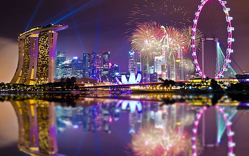 Лондон Златно око, Сингапур, архитектура, фойерверки, светлини, нощ, отражение, Марина Бей, виенско колело, град, градски пейзаж, небостъргач, HD тапет HD wallpaper