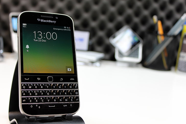Black BlackBerry QWERTY phone HD wallpapers free download | Wallpaperbetter
