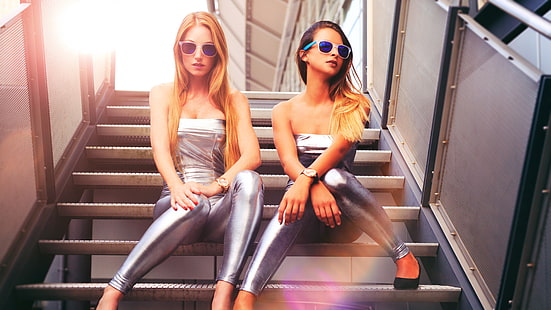 Le ragazze vestite in argento si siedono a scale, occhiali, bionda, argento, abito, ragazze, sedersi, scale, occhiali, bionda, Sfondo HD HD wallpaper