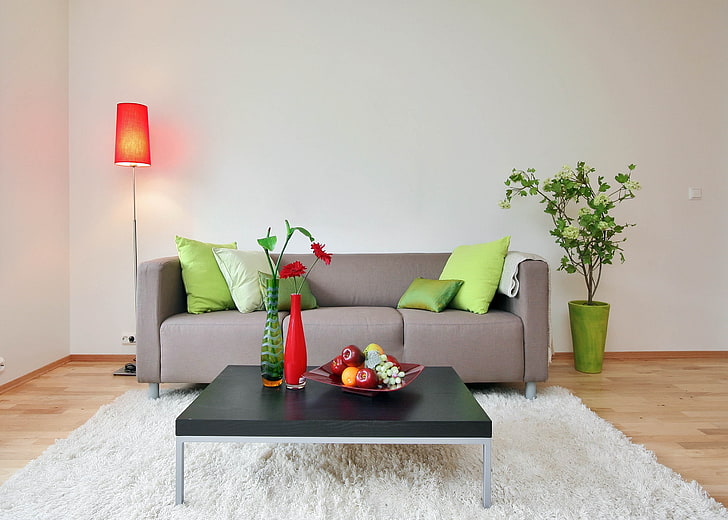 sofá cinza de 3 lugares, flores, frutas, mesa, sala de estar, tapete, HD papel de parede