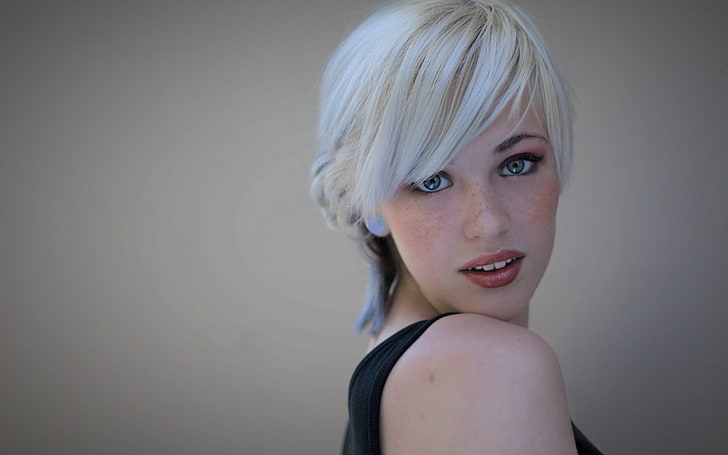 schwarzes ärmelloses Damenoberteil, Devon Jade, Damen, Lippen, blaue Augen, Sommersprossen, weißes Haar, HD-Hintergrundbild