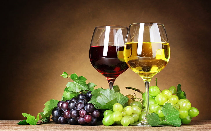 dwie szklanki białego i czerwonego wina z dwoma pęczkami zielonych i fioletowych winogron, wino, winogrona, owoce, alkohol, jedzenie, Tapety HD