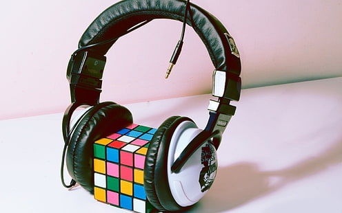 4x4 Rubik's cube antara headphone, headphone, Rubik's Cube, Wallpaper HD HD wallpaper