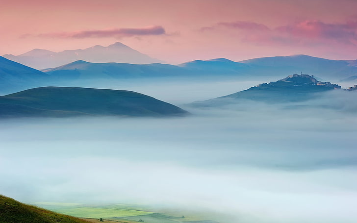 пейзажна снимка на планина, покрита с мъгла, пейзаж, мъгла, хълмове, небе, HD тапет