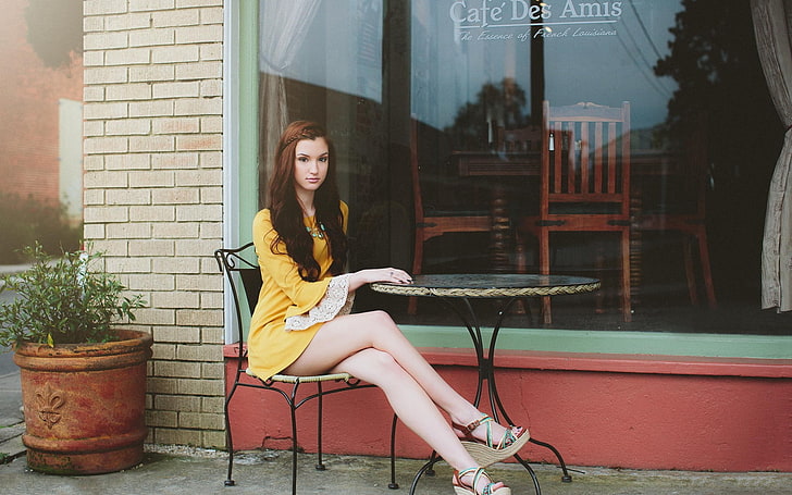 женское желтое платье, стол, ноги вместе, желтое платье, кафе, сидя, модель, брюнетка, кирпичи, женщины, HD обои
