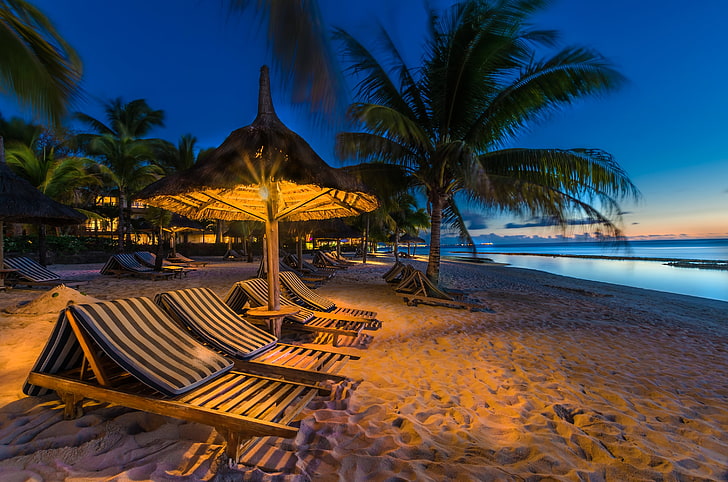 brun trä solstol, sand, hav, strand, ljus, tropiker, palmer, kust, ö, kvällen, horisont, solstolar, solstolar, Mauritius, HD tapet