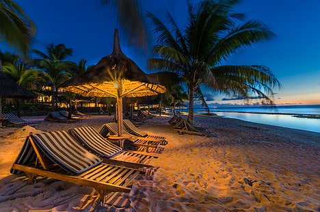 brązowy drewniany leżak, piasek, morze, plaża, światła, tropiki, palmy, wybrzeże, wyspa, wieczór, horyzont, leżaki, leżaki, Mauritius, Tapety HD HD wallpaper