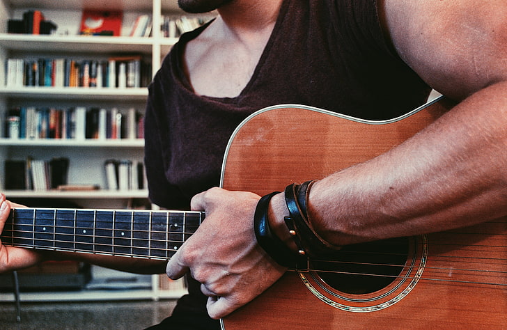 brązowa gitara akustyczna, gitara, ręka, instrument muzyczny, Tapety HD