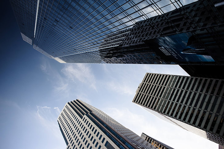 фотография с нисък ъгъл на бетонни сгради, сграда, небостъргач, изглед на червеево око, отражение, небе, HD тапет