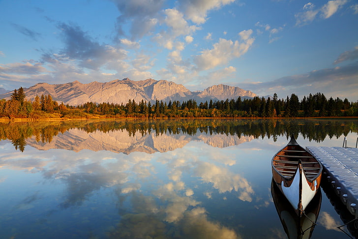canoa de madera marrón y blanca, bosque, montañas, lago, reflexión, barco, marina, Fondo de pantalla HD
