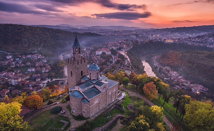 ヴェリコタルノヴォ-ブルガリア、茶色と青のコンクリートの城、ヨーロッパ、ブルガリア、空、雲、風景、家、山、木、都市、ヴェリコタルノヴォ、川ヤントラ、教会、ライト、夜、秋の航空写真、 HDデスクトップの壁紙