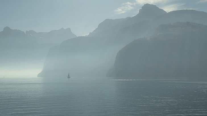 planche de bois noir et blanc, nature, montagnes, lac, bateau, brume, Fond d'écran HD