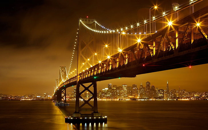 серый полный подвесной мост, город, городской пейзаж, облака, небоскреб, нью-йорк, архитектура, мост, ночь, огни, цифровое искусство, вода, река, HD обои