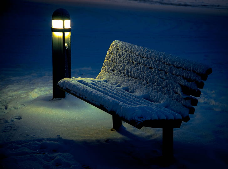 сняг върху кафява дървена пейка, празно пространство, изследвано, ян, сняг, дървена пейка, блясък, светлина, седалка, зима, без хора, HD тапет
