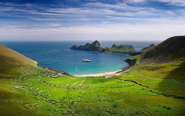 قارب أبيض ، خليج ، بحر ، حقل ، تلال ، سفينة سياحية ، شبه جزيرة ، جرف ، شاطئ ، اسكتلندا ، أخضر ، أزرق ، طبيعة ، منظر طبيعي ، المملكة المتحدة، خلفية HD