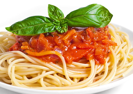 makaron spaghetti z sosem pomidorowym, spaghetti, danie, warzywa, liście, białe tło, Tapety HD HD wallpaper