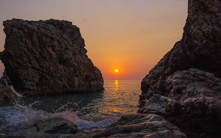rochers au coucher du soleil de l'eau fond d'écran HD, coucher de soleil, plage, paysage, nature, Fond d'écran HD