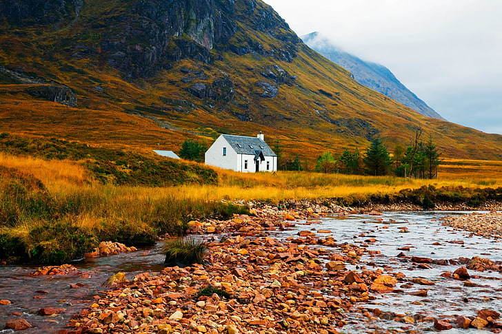 casa blanca y gris, casa, lago, piedras, hierba, montañas, Fondo de pantalla HD
