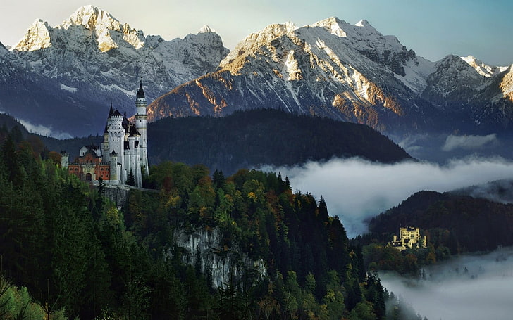 biały zamek w mglistej górze, przyroda, krajobraz, zamek, góry, las, zaśnieżony szczyt, zachód słońca, mgła, Niemcy, Tapety HD