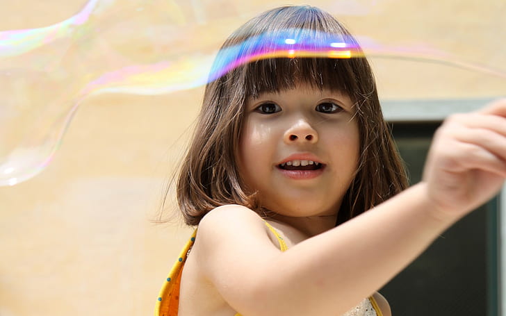 Nettes Mädchenspiel mit Seifenblasen, nett, Mädchen, Kinder, HD-Hintergrundbild