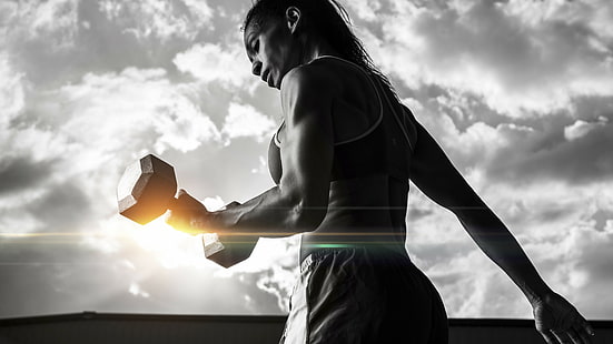 Gråskalefoto av kvinna som tränar med hantel, Flicka, kondition, träning, gym, hantlar, träning, sportkläder, motivation, HD tapet HD wallpaper