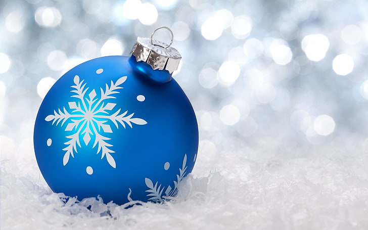 bugiganga azul e branca impressa em floco de neve, ano novo, neve, enfeites de natal, bokeh, HD papel de parede