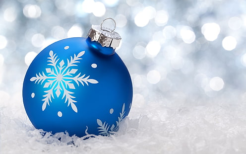 niebiesko-biała bombka z nadrukiem płatków śniegu, Nowy Rok, śnieg, ozdoby świąteczne, bokeh, Tapety HD HD wallpaper
