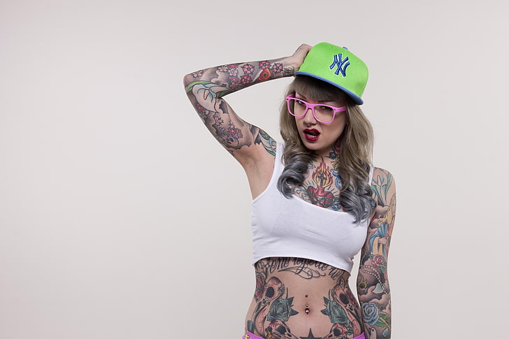 Nina Kate, tatuering, kvinnor, crop top, genomborrad navel, genomborrad septum, kvinnor med glasögon, HD tapet