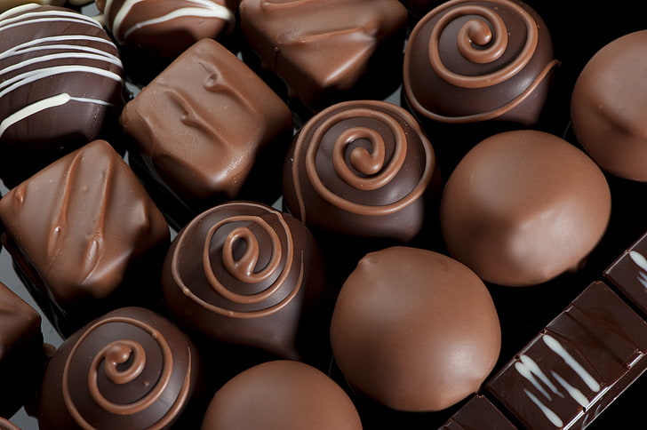 кафяви шоколадови бонбони, шоколад, кутия, бонбони, асорти, шарки, сладки, HD тапет