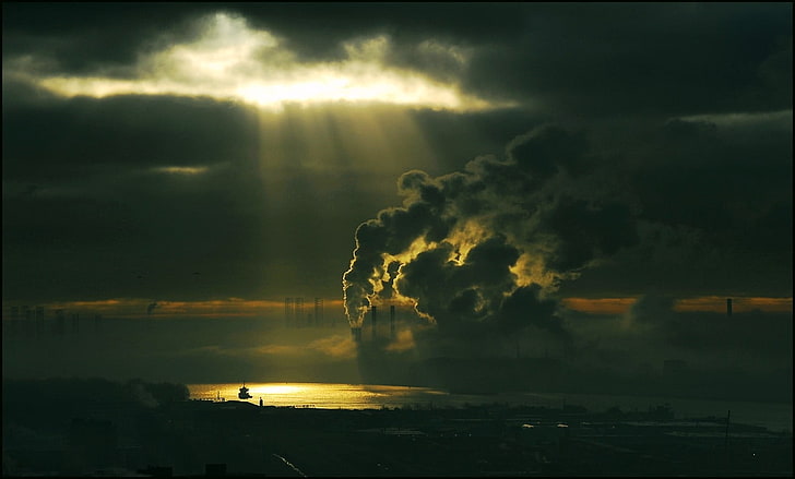 düsterer Himmel während der goldenen Stunde, Rauch, Niederlande, Sonnenstrahlen, Wolken, Fluss, Smog, Stadt, Landschaft, Verschmutzung, HD-Hintergrundbild
