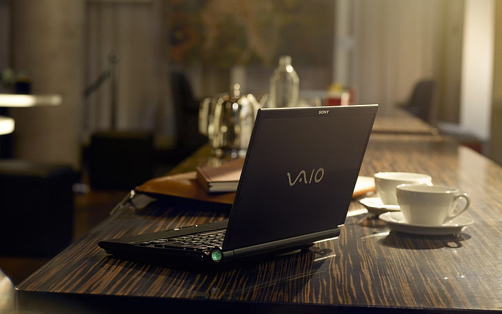 черный Sony VAIO, VAIO, бутылки, чашка, ноутбук, макро, Sony, деревянная поверхность, стол, глубина резкости, коричневый, HD обои