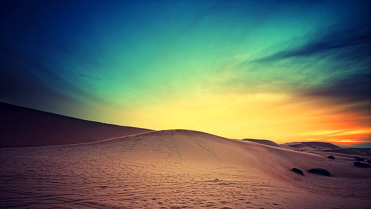braunes hölzernes Bettfeld mit Matratze, Sonnenuntergang, Wüste, Düne, HD-Hintergrundbild
