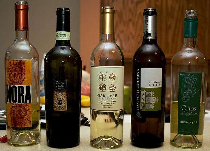 fem glasflaskor på vit yta, Wine Group, Pizza, fem, glasflaskor, vit yta, alkohol, dryck, flaska, etikett, HD tapet