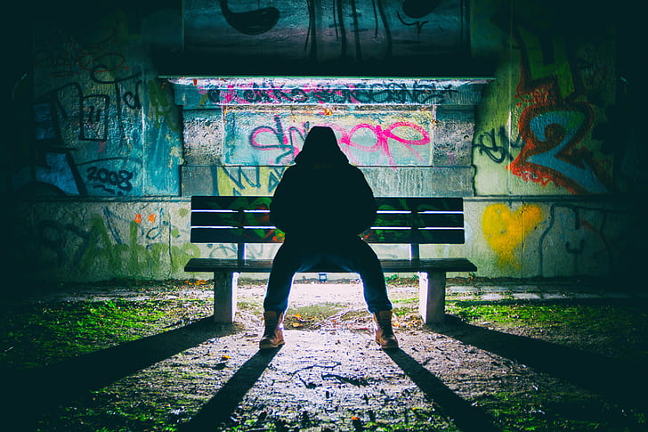 person som sitter på bänken bakom graffitiväggen, mörk, selfie, person, bänk, graffiti, vägg, färg, München, människor, gata, kvinnor, en person, HD tapet