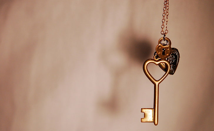 gold-colored heart and skeleton key pendant, macro, castle, heart, key, HD wallpaper